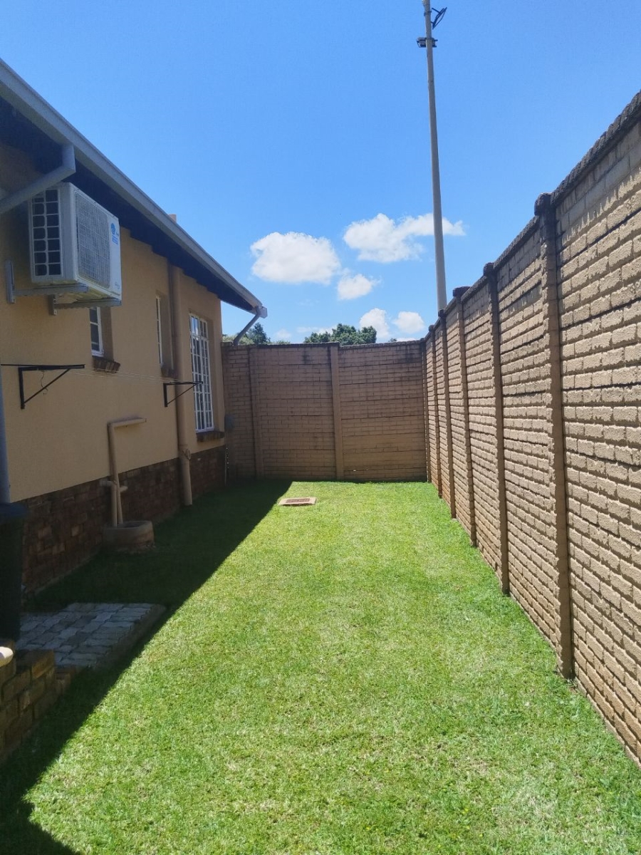 To Let 2 Bedroom Property for Rent in Die Hoewes Gauteng