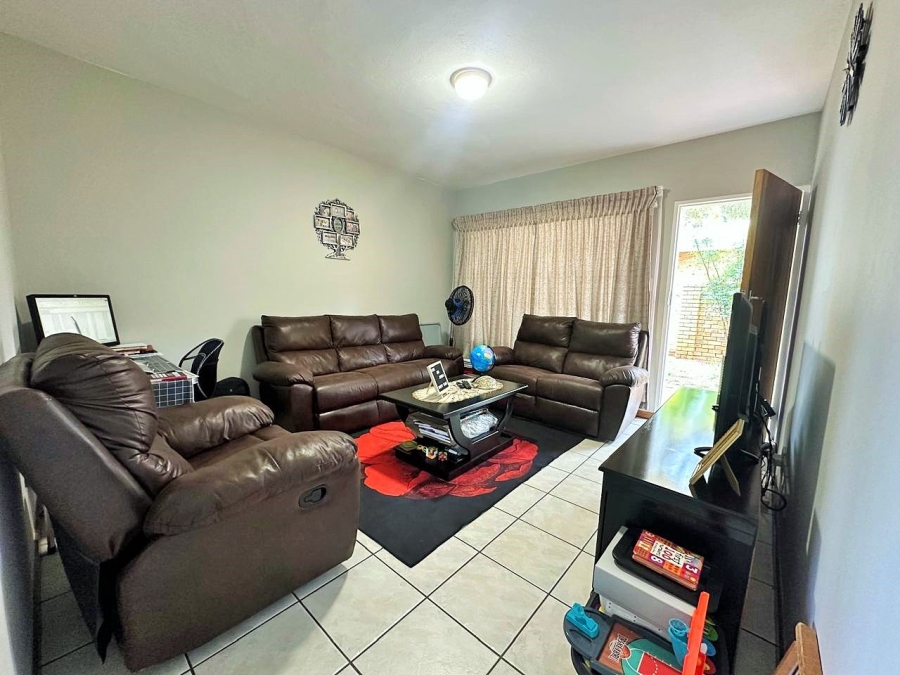 2 Bedroom Property for Sale in Die Hoewes Gauteng