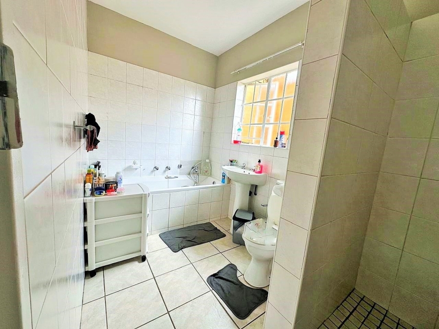 2 Bedroom Property for Sale in Die Hoewes Gauteng