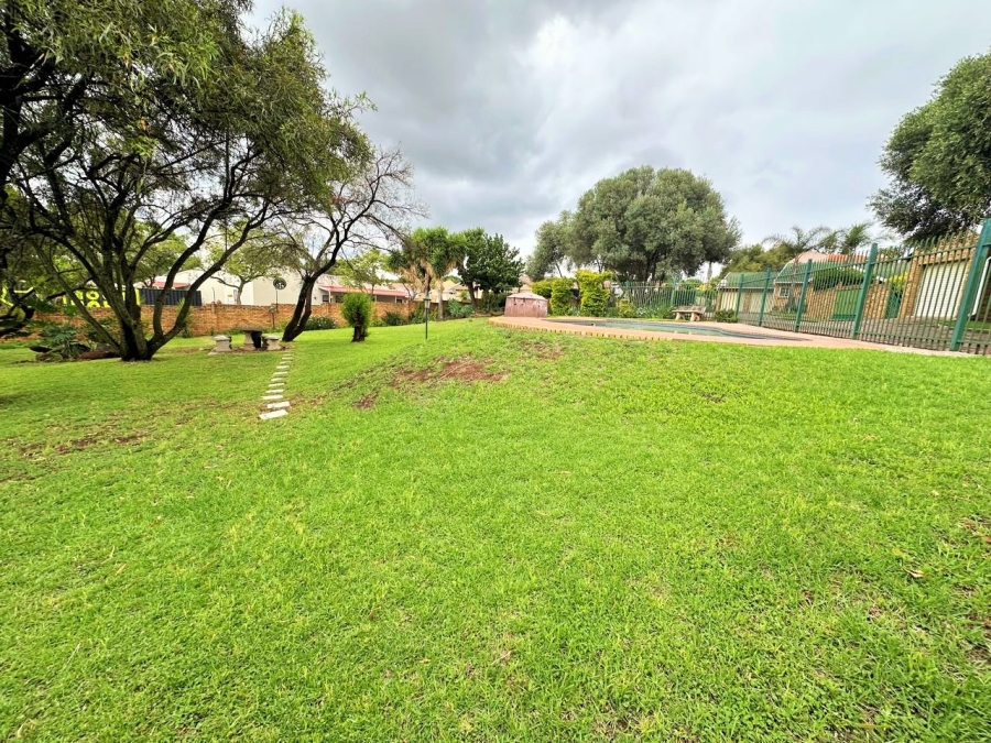 2 Bedroom Property for Sale in Die Hoewes Gauteng