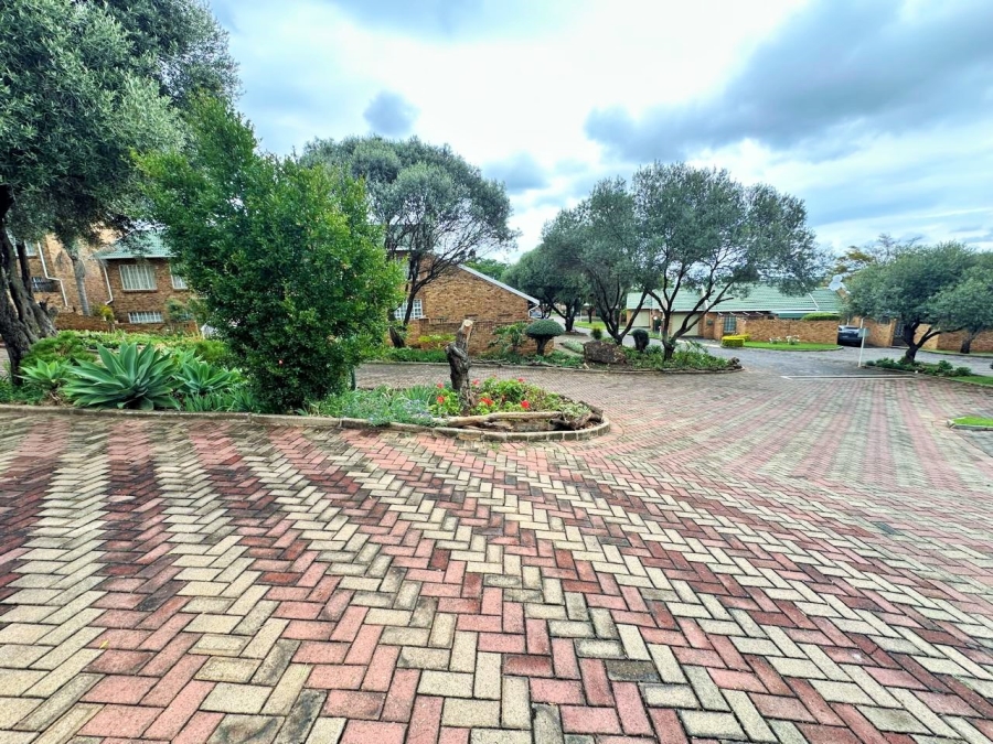 2 Bedroom Property for Sale in Die Hoewes Gauteng