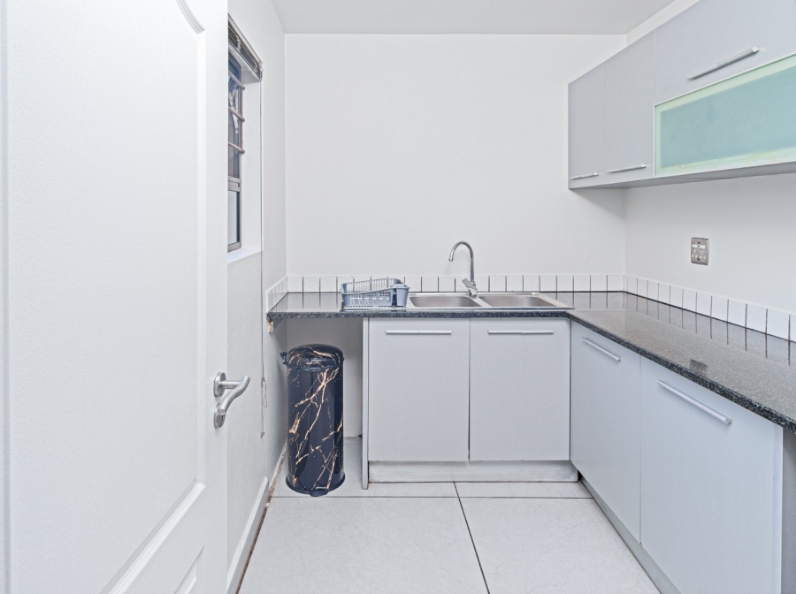 To Let 4 Bedroom Property for Rent in Sandown Gauteng