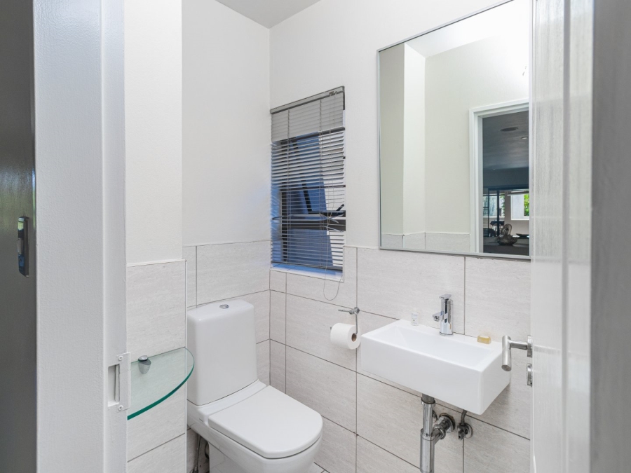 To Let 4 Bedroom Property for Rent in Sandown Gauteng