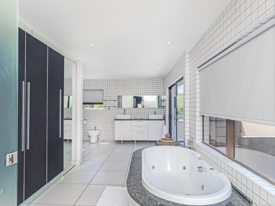 To Let 4 Bedroom Property for Rent in Sandown Gauteng