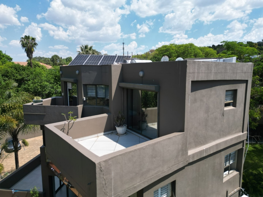 To Let 4 Bedroom Property for Rent in Sandown Gauteng