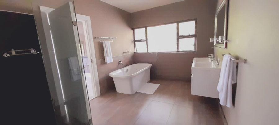 To Let 4 Bedroom Property for Rent in Sandown Gauteng