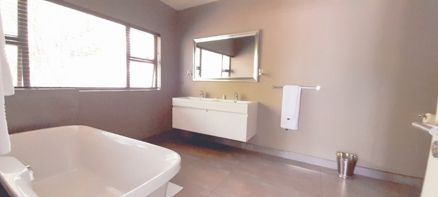 To Let 4 Bedroom Property for Rent in Sandown Gauteng