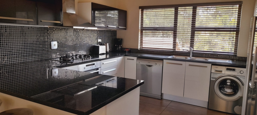 To Let 4 Bedroom Property for Rent in Sandown Gauteng