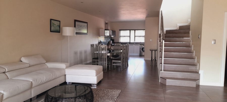 To Let 4 Bedroom Property for Rent in Sandown Gauteng