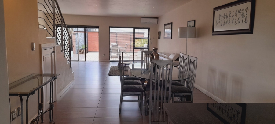 To Let 4 Bedroom Property for Rent in Sandown Gauteng
