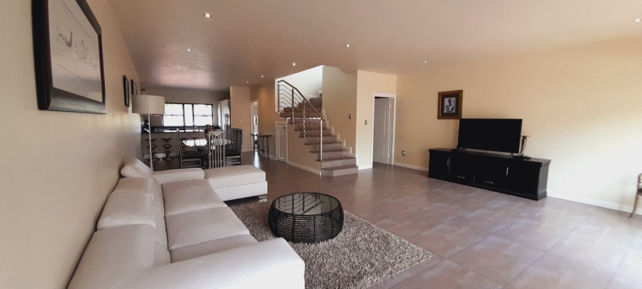 To Let 4 Bedroom Property for Rent in Sandown Gauteng