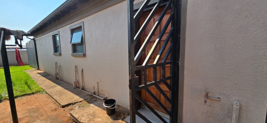 To Let 3 Bedroom Property for Rent in Crystal Park Gauteng