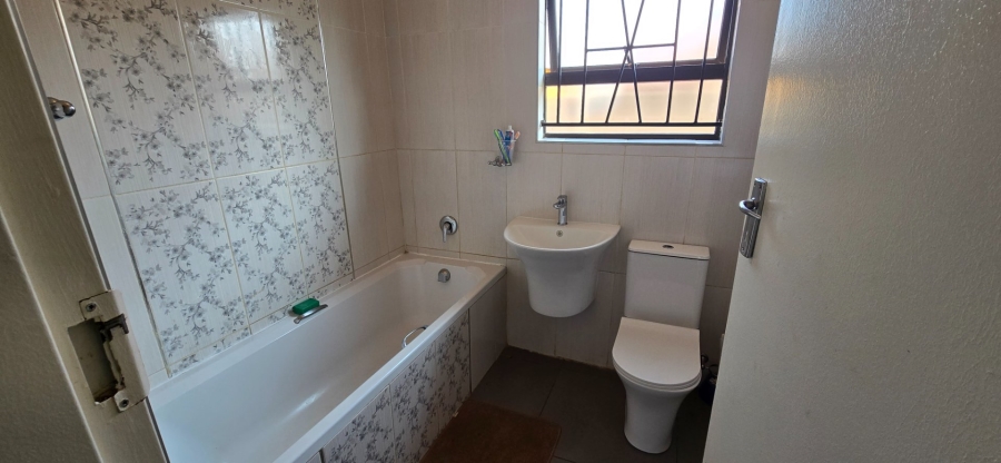 To Let 3 Bedroom Property for Rent in Crystal Park Gauteng