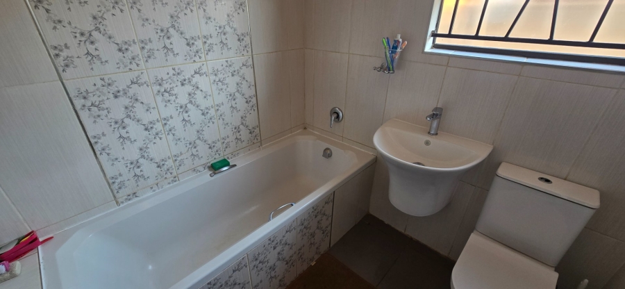 To Let 3 Bedroom Property for Rent in Crystal Park Gauteng