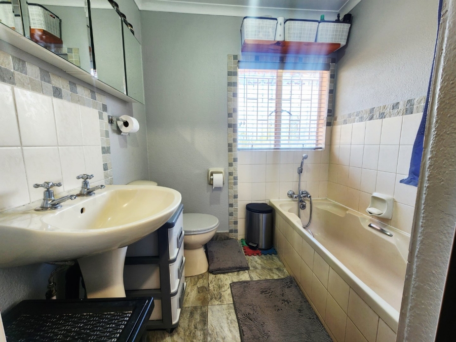 5 Bedroom Property for Sale in Doornpoort Gauteng