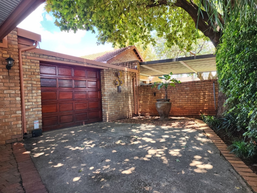 5 Bedroom Property for Sale in Doornpoort Gauteng