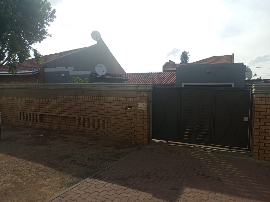  Bedroom Property for Sale in Meadowlands East Gauteng