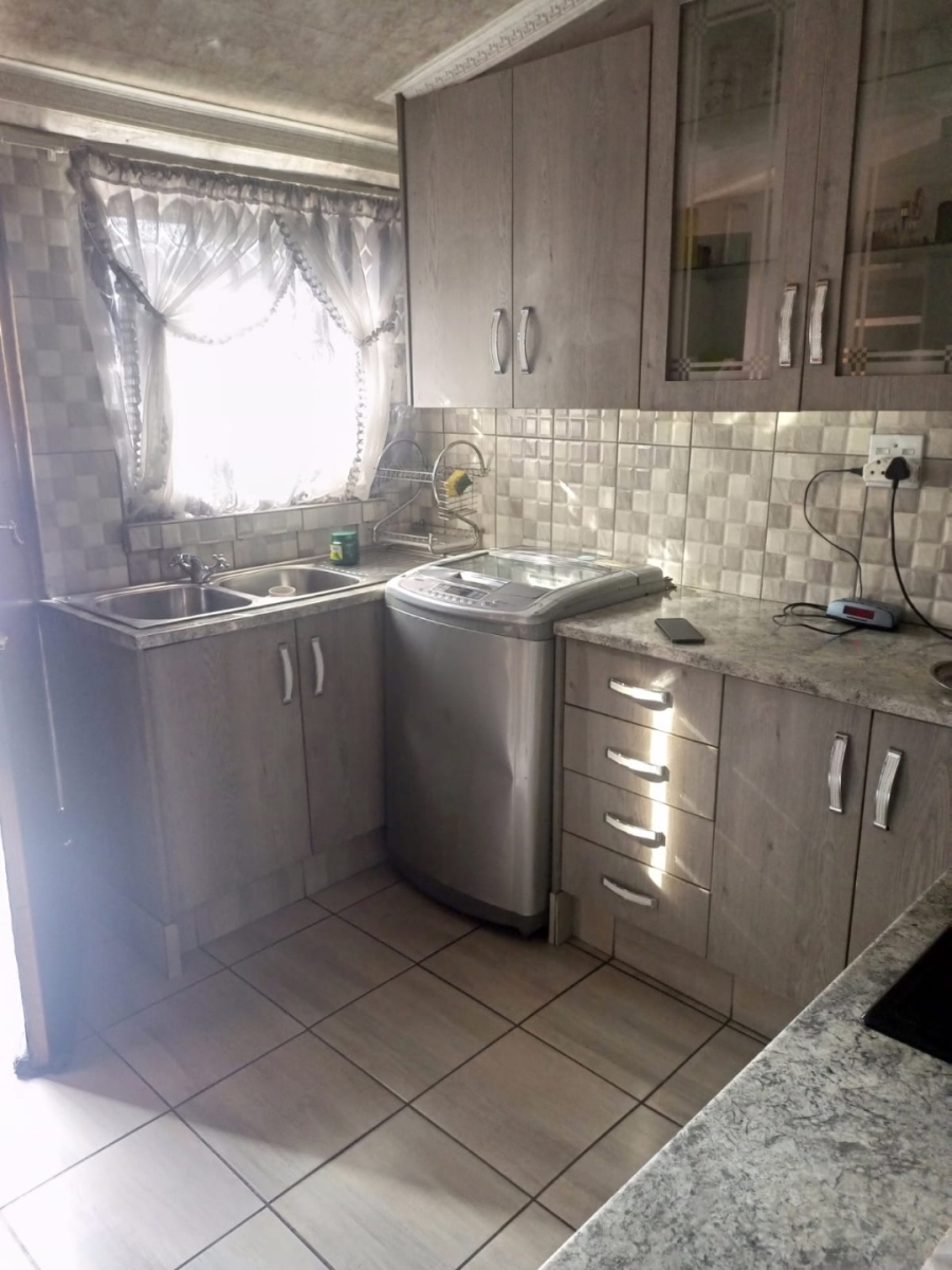  Bedroom Property for Sale in Meadowlands East Gauteng