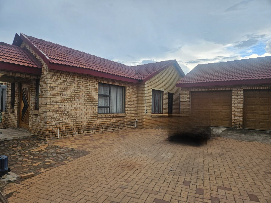 To Let 3 Bedroom Property for Rent in Crystal Park Gauteng