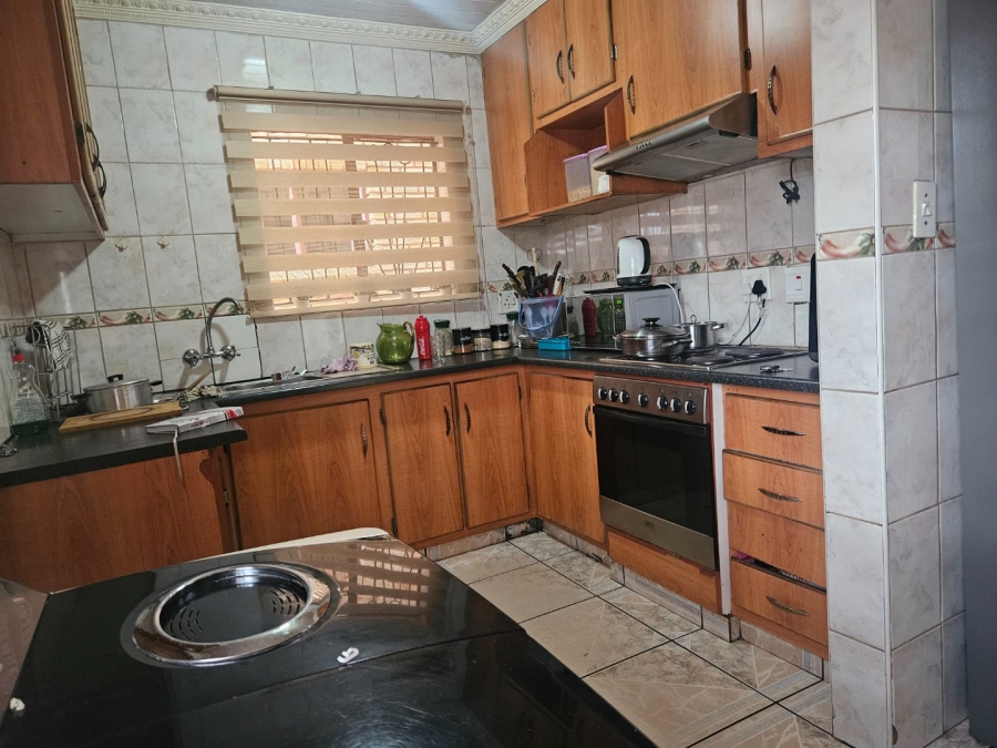 To Let 3 Bedroom Property for Rent in Crystal Park Gauteng