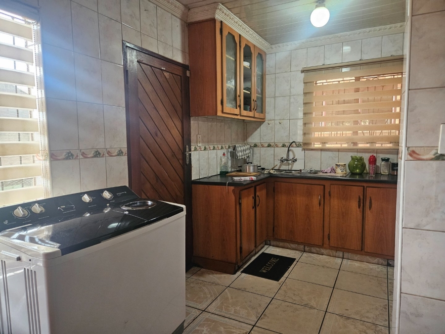 To Let 3 Bedroom Property for Rent in Crystal Park Gauteng