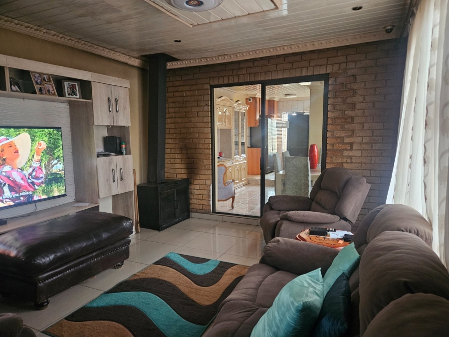 To Let 3 Bedroom Property for Rent in Crystal Park Gauteng