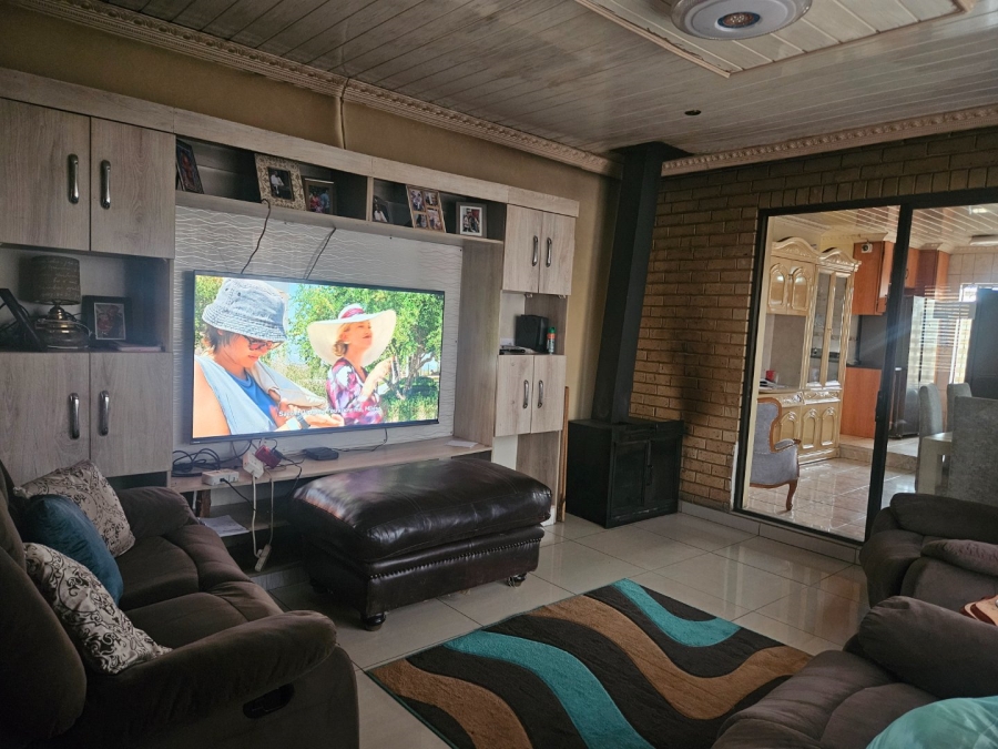 To Let 3 Bedroom Property for Rent in Crystal Park Gauteng