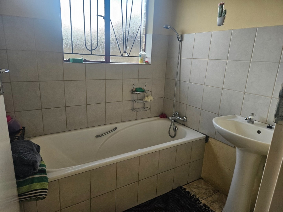 To Let 3 Bedroom Property for Rent in Crystal Park Gauteng