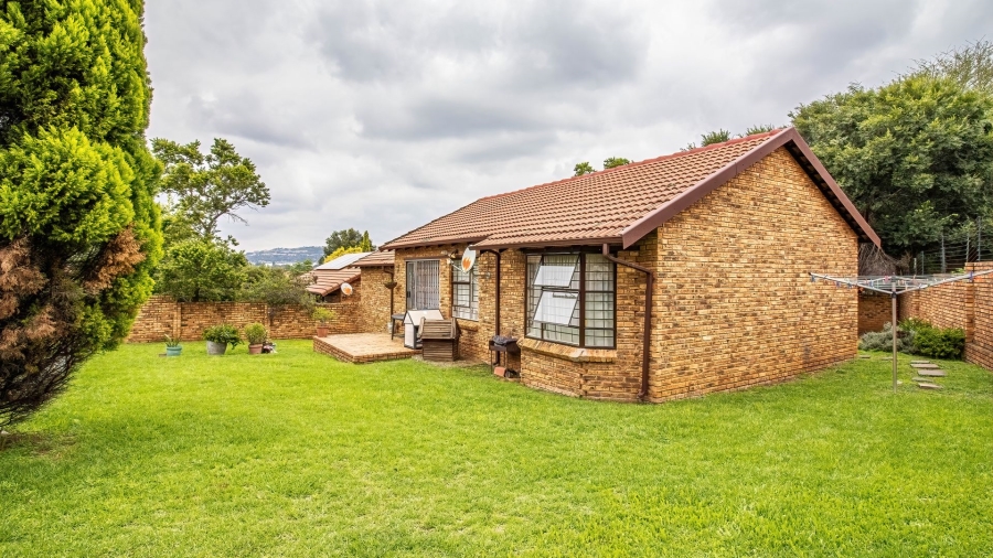 2 Bedroom Property for Sale in Wilgeheuwel Gauteng