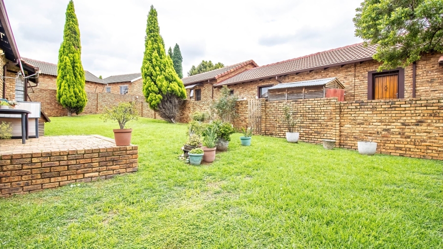 2 Bedroom Property for Sale in Wilgeheuwel Gauteng