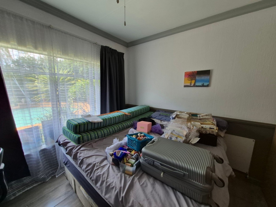 4 Bedroom Property for Sale in Rooihuiskraal Gauteng