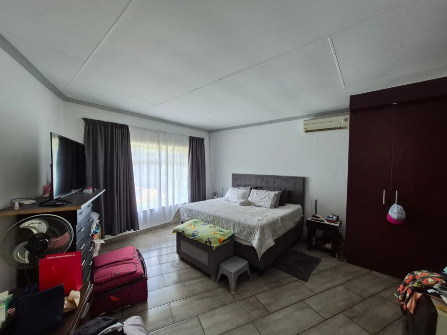 4 Bedroom Property for Sale in Rooihuiskraal Gauteng