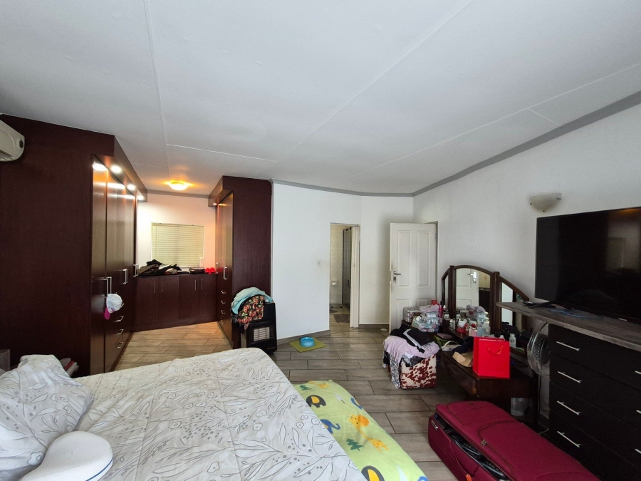 4 Bedroom Property for Sale in Rooihuiskraal Gauteng