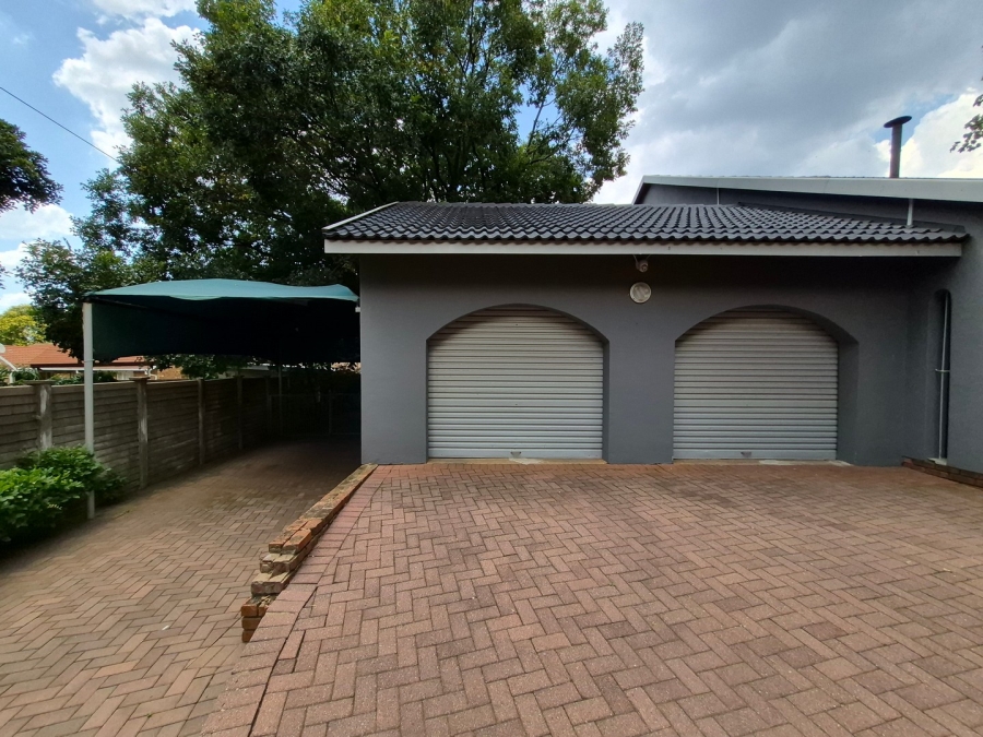 4 Bedroom Property for Sale in Rooihuiskraal Gauteng