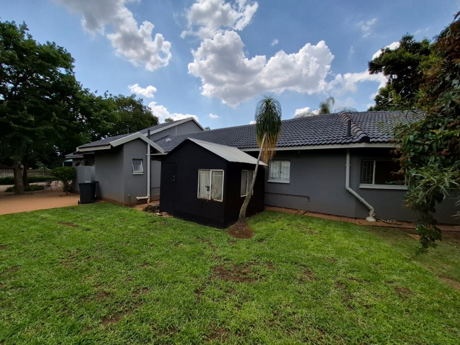 4 Bedroom Property for Sale in Rooihuiskraal Gauteng
