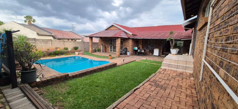 3 Bedroom Property for Sale in Heuweloord Gauteng