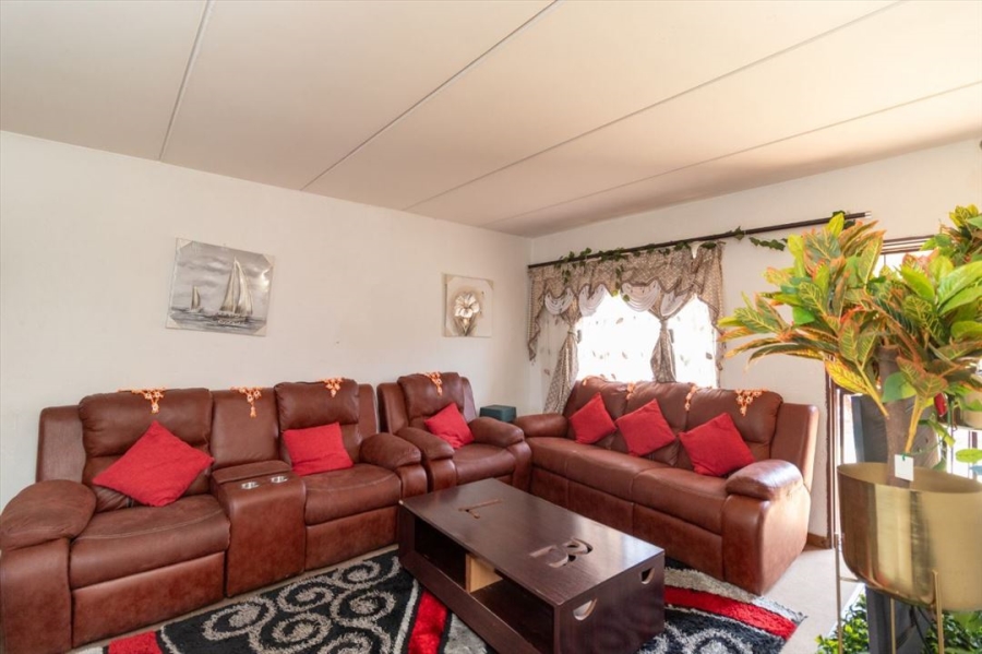 2 Bedroom Property for Sale in Chloorkop Gauteng