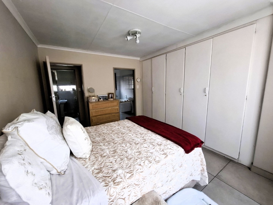 2 Bedroom Property for Sale in Faerie Glen Gauteng