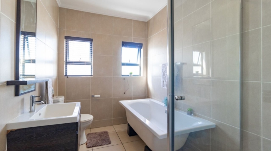 2 Bedroom Property for Sale in Greenstone Crest Gauteng