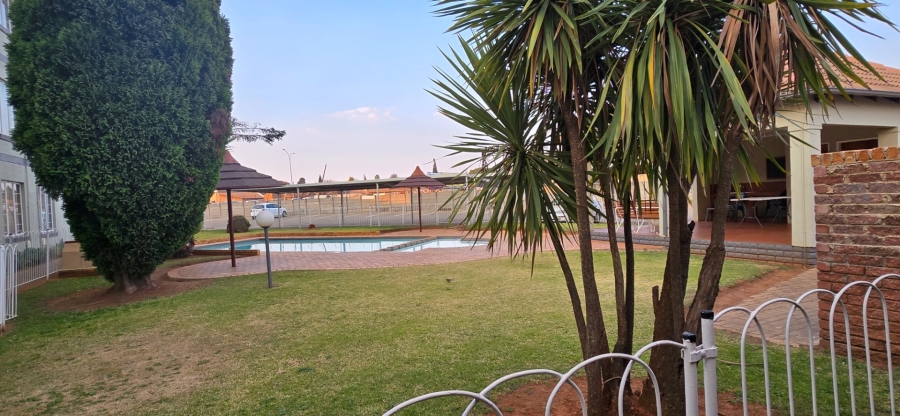 2 Bedroom Property for Sale in Goedeburg Gauteng
