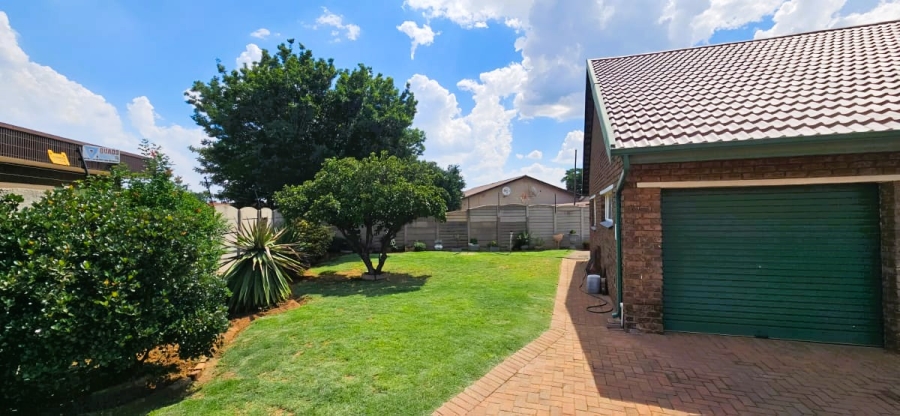 4 Bedroom Property for Sale in Rensburg Gauteng