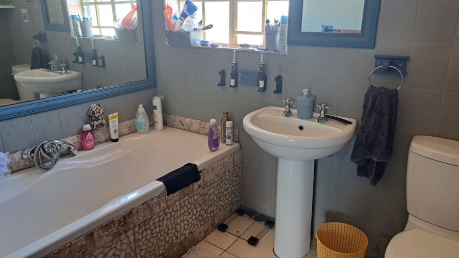 5 Bedroom Property for Sale in Golf Park Gauteng