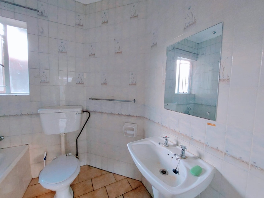 To Let 4 Bedroom Property for Rent in Windsor East Gauteng