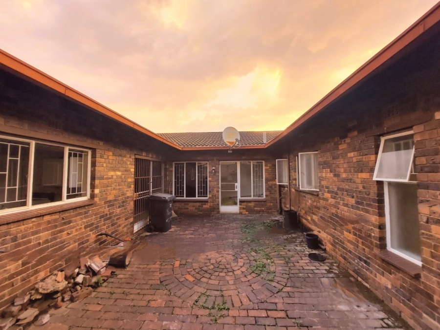 To Let 4 Bedroom Property for Rent in Windsor East Gauteng