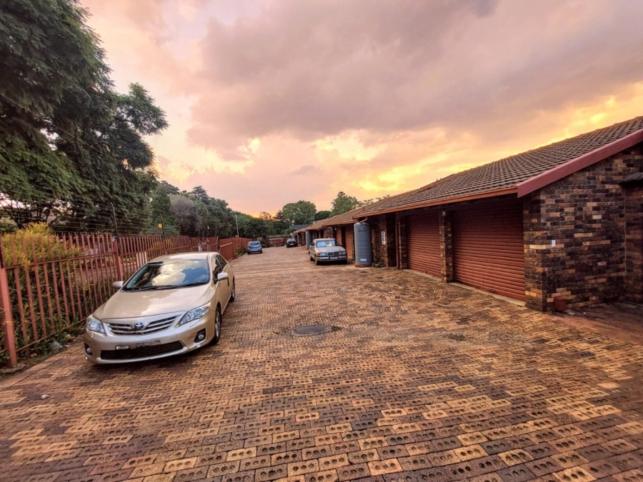 To Let 4 Bedroom Property for Rent in Windsor East Gauteng