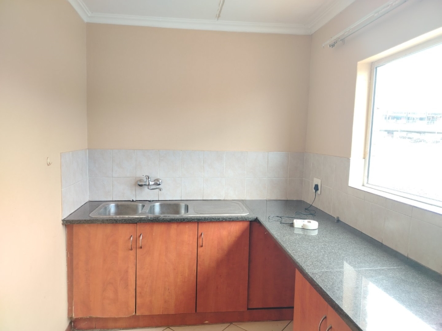 To Let 2 Bedroom Property for Rent in Gallagher Estate Gauteng