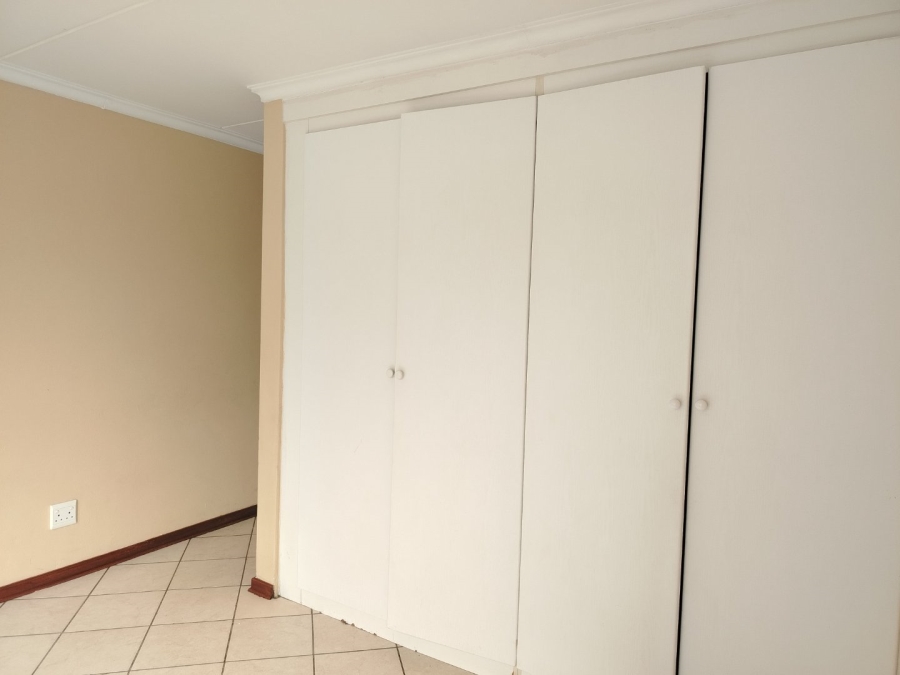 To Let 2 Bedroom Property for Rent in Gallagher Estate Gauteng