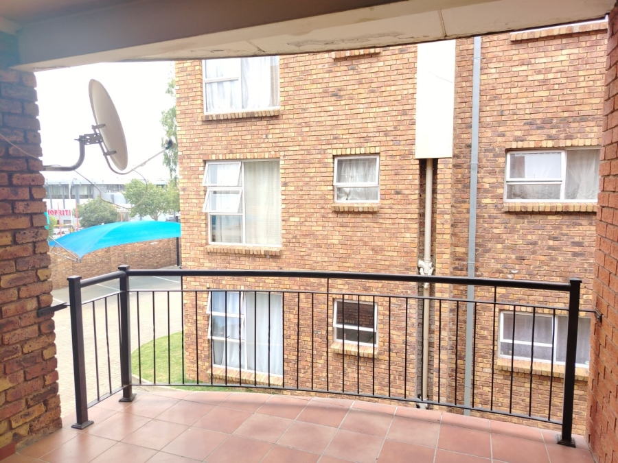 To Let 2 Bedroom Property for Rent in Gallagher Estate Gauteng