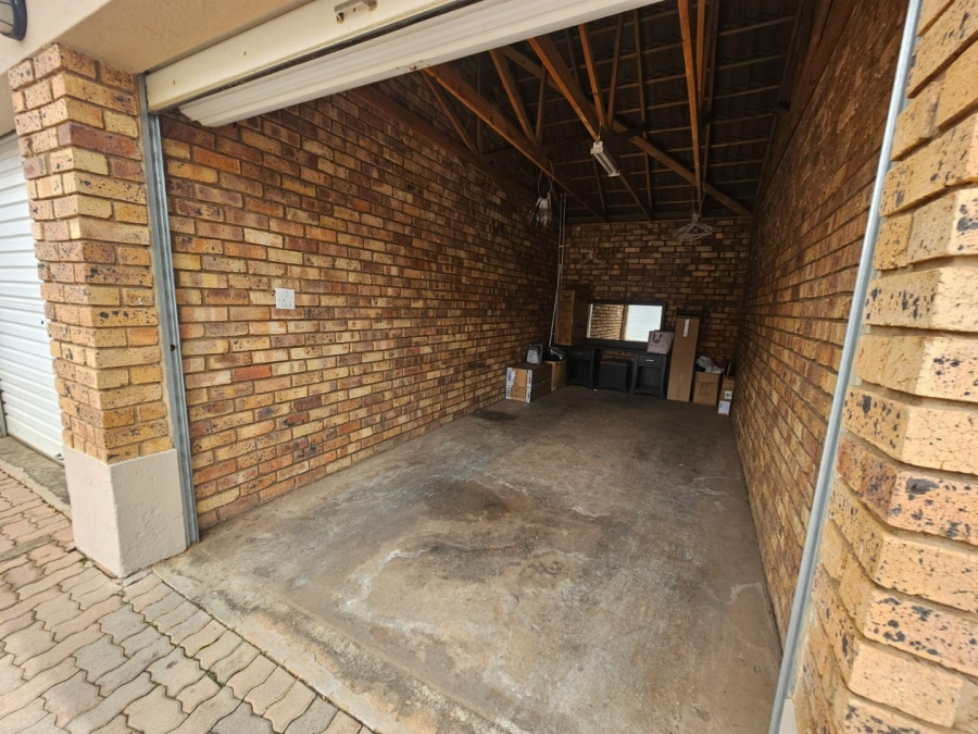 To Let 2 Bedroom Property for Rent in Monavoni Gauteng