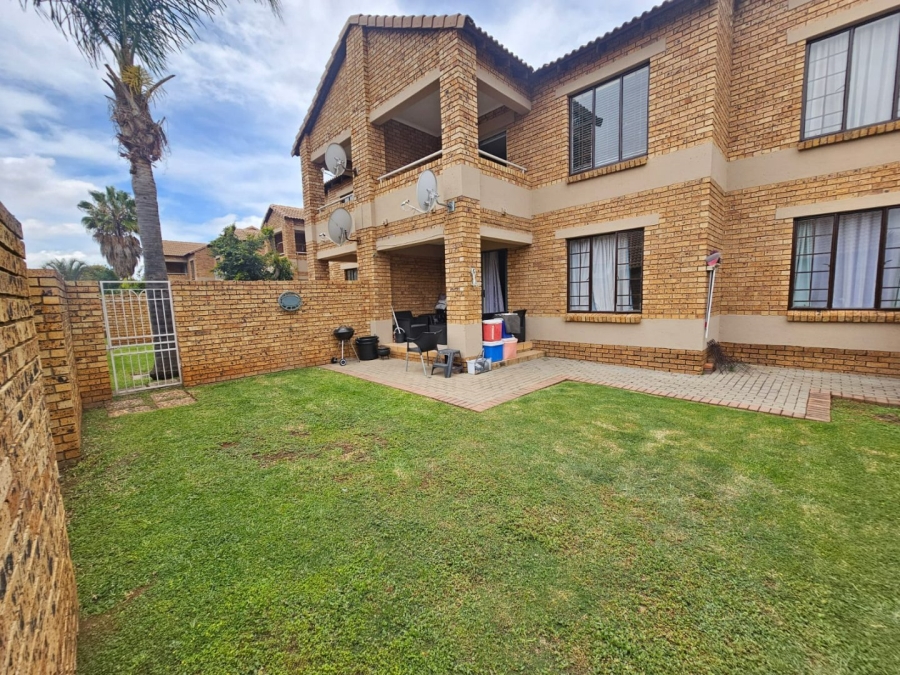 To Let 2 Bedroom Property for Rent in Monavoni Gauteng